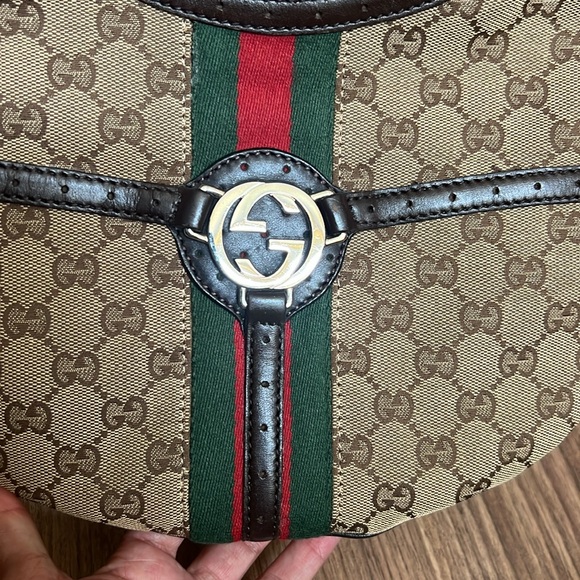 A226 - π― % authentic Gucci shoulder bag - Picture 11 of 16